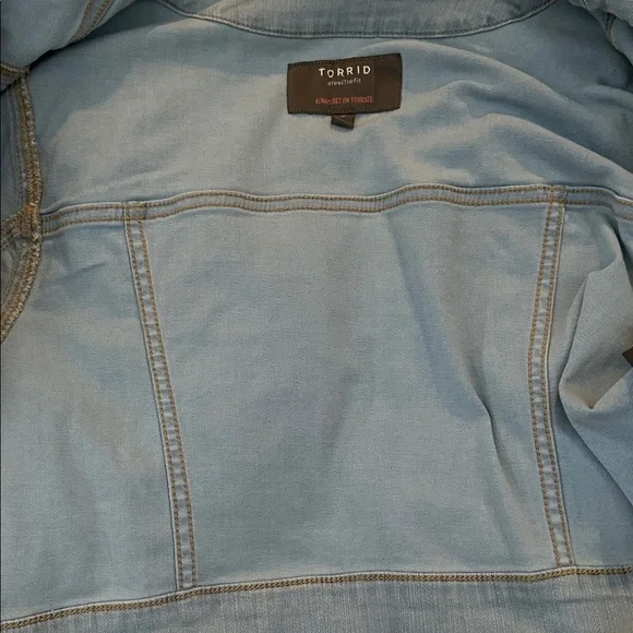 Torrid Like NEW Light Wash Cropped Collarless 3/4 sleeve Jean Jacket Medium - Picture 11 of 11